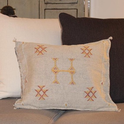 Housse de coussin beige carrée motifs rouges en soie végétale fait main - Casa Nomade