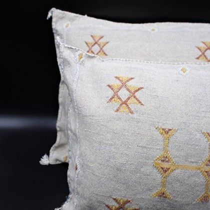 Housse de coussin beige carrée motifs rouges en soie végétale fait main - Casa Nomade