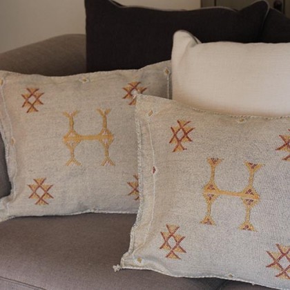 Housse de coussin beige carrée motifs rouges en soie végétale fait main - Casa Nomade