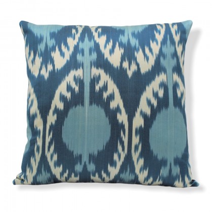 Housse de coussin ikat bleue carrée en soie fait main