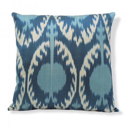 Housse de coussin ikat bleue carrée en soie fait main - Casa Nomade