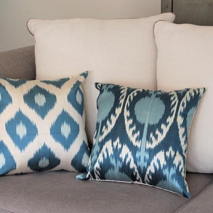 Housse de coussin ikat bleue carrée en soie fait main - Casa Nomade