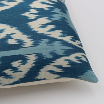 Housse de coussin ikat bleue carrée en soie fait main - Casa Nomade