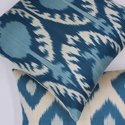 Housse de coussin ikat bleue carrée en soie fait main - Casa Nomade