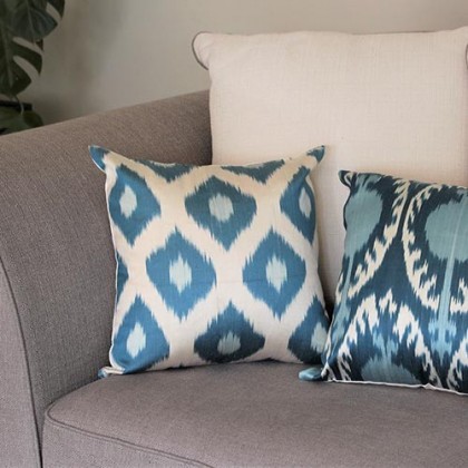 Housse de coussin ikat beige carrée en soie fait main - Casa Nomade