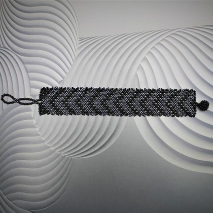 Bracelet zoulou noir et gris en perles de verre tissé main
