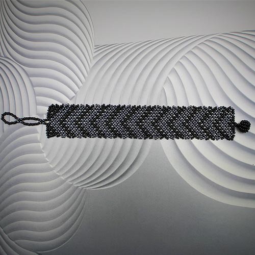 Bracelet zoulou noir et gris en perles de verre tissé main Bracelet zoulou noir et gris en perles de verre tissé main
