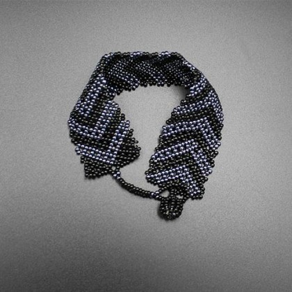 Bracelet zoulou noir et gris en perles de verre tissé main - Casa Nomade