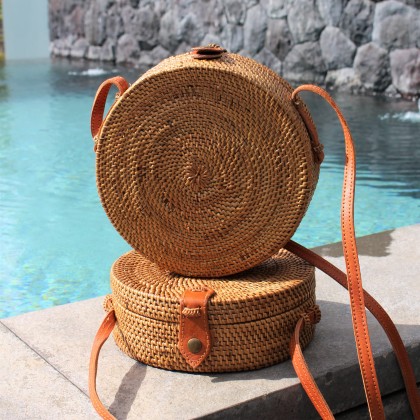 Sac Bali Bag rond en rotin fait main bordeaux - Casa Nomade