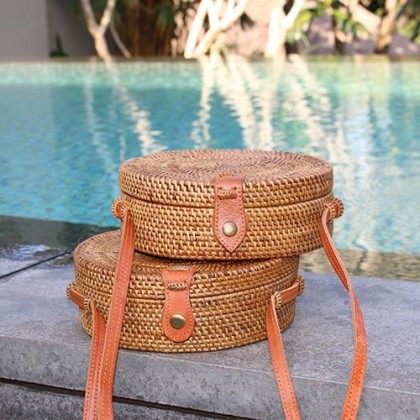 Sac Bali Bag rond en rotin fait main bordeaux - Casa Nomade