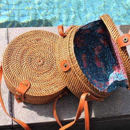 Sac Bali Bag rond en rotin fait main bleu - Casa Nomade