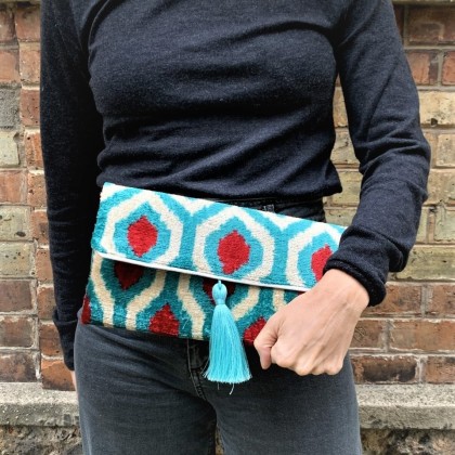 Pochette ikat bleu en velours de soie fait main