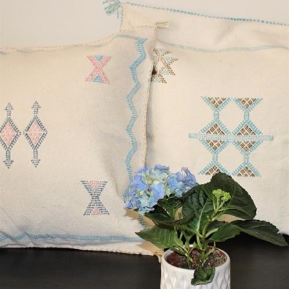 Housse de coussin écrue motifs roses en soie végétale fait main - Casa Nomade