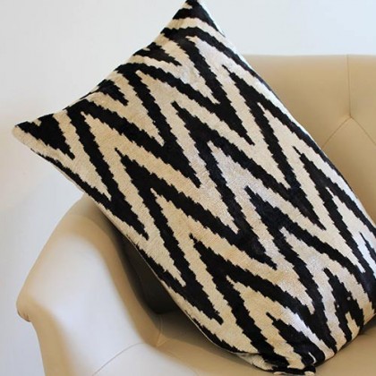 Housse de coussin ikat Zigzag noir en velours de soie fait main - Casa Nomade