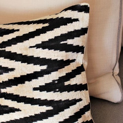 Housse de coussin ikat Zigzag noir en velours de soie fait main - Casa Nomade