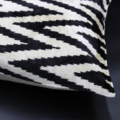 Housse de coussin ikat Zigzag noir en velours de soie fait main - Casa Nomade