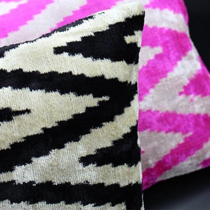 Housse de coussin ikat Zigzag noir en velours de soie fait main - Casa Nomade