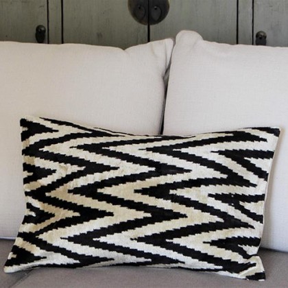 Housse de coussin ikat Zigzag noir en velours de soie fait main - Casa Nomade