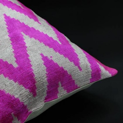 Housse de coussin ikat Zigzag rose en velours de soie fait main - Casa Nomade