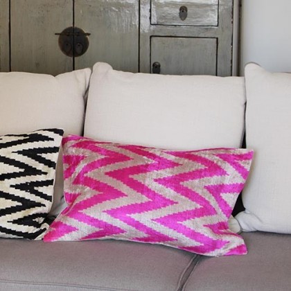 Housse de coussin ikat Zigzag rose en velours de soie fait main - C