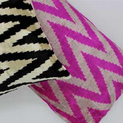 Housse de coussin ikat Zigzag rose en velours de soie fait main - Casa Nomade