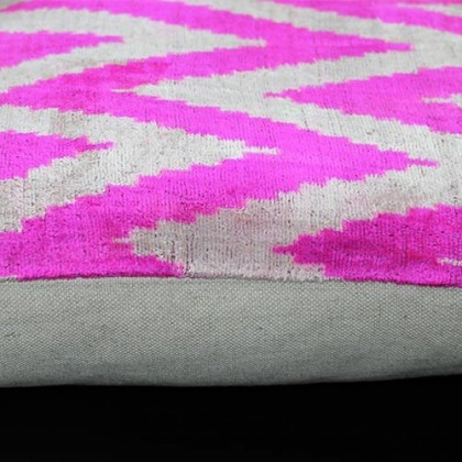 Housse de coussin ikat Zigzag rose en velours de soie fait main - Casa Nomade