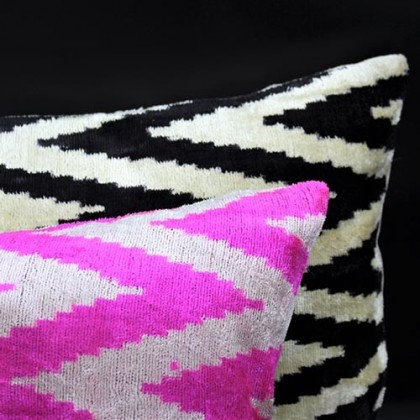 Housse de coussin ikat Zigzag rose en velours de soie fait main - Casa Nomade