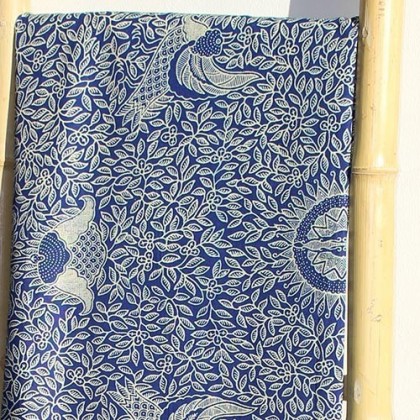 Sarong traditionnel batik ramage bleu en coton