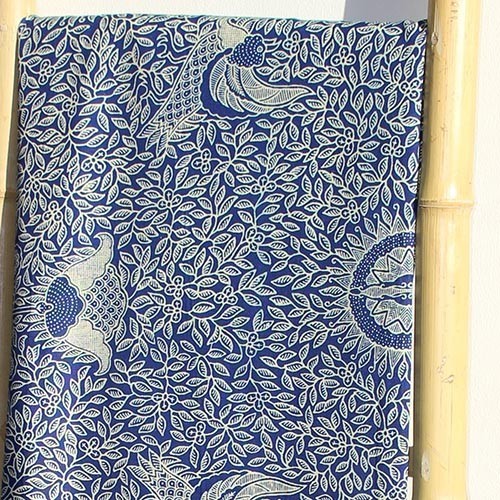 Sarong traditionnel batik ramage bleu en coton - Casa Nomade