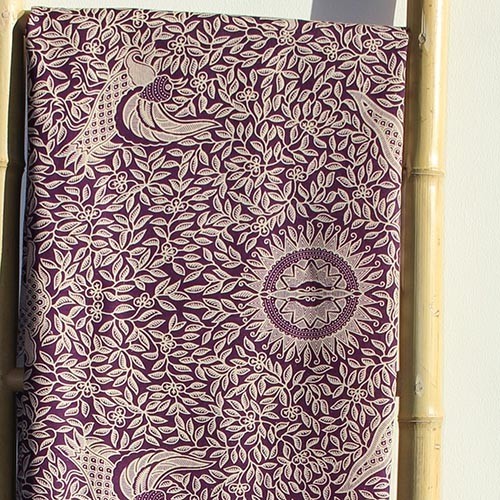 Sarong traditionnel batik ramage violet en coton Sarong traditionnel batik ramage violet en coton