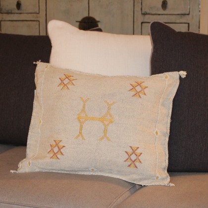 Housse de coussin beige carrée motifs marron en soie végétale fait main - Casa Nomade