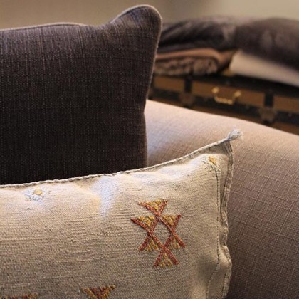 Housse de coussin beige carrée motifs marron en soie végétale fait main - Casa Nomade