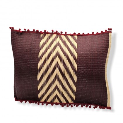 Housse de coussin rectangulaire bordeaux en fibres de roseau fait main - Casa Nomade