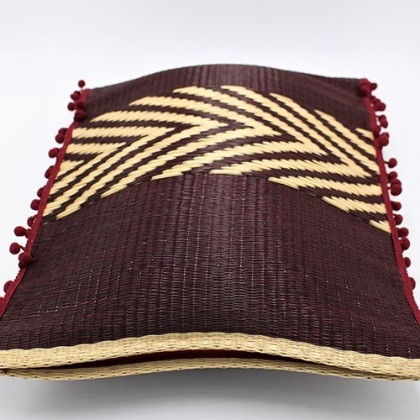 Housse de coussin rectangulaire bordeaux en fibres de roseau fait main - Casa Nomade
