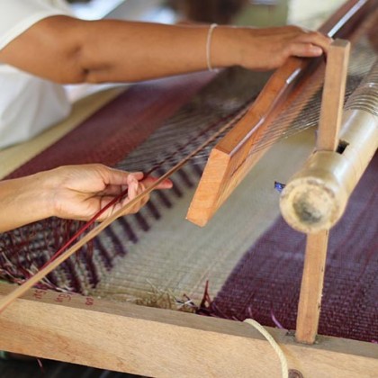Housse de coussin rectangulaire bordeaux en fibres de roseau fait main - Casa Nomade