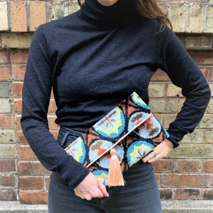 Pochette ikat multicolore en velours de soie fait main