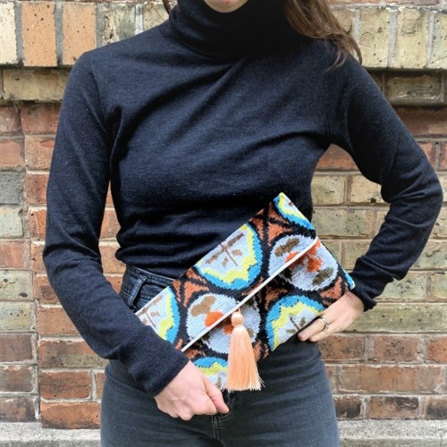 Pochette ikat multicolore en velours de soie fait main Pochette ikat multicolore en velours de soie fait main