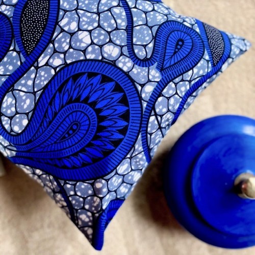 Housse de coussin paon bleu en wax - Casa Nomade Housse de coussin paon bleu en wax - Casa Nomade