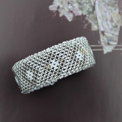 Bracelet zoulou rigide blanc en perles de verre tissé main