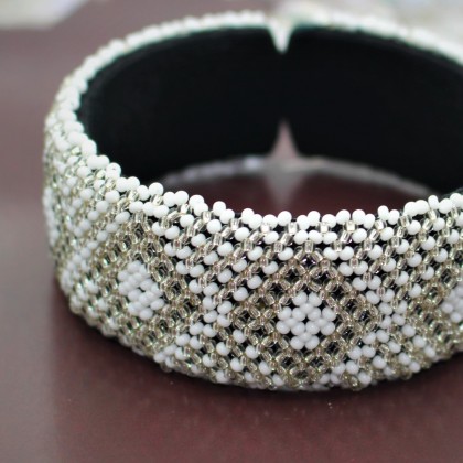 Bracelet zoulou rigide blanc en perles de verre tissé main - Casa Nomade
