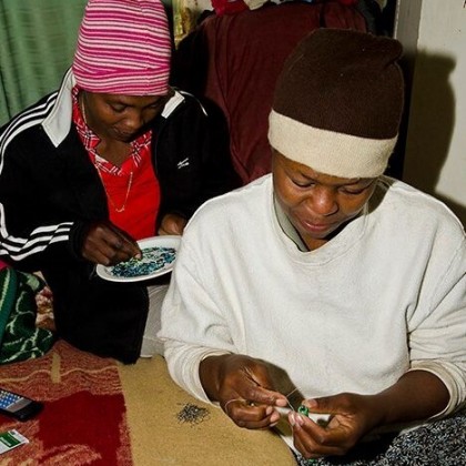 Bracelet zoulou rigide blanc en perles de verre tissé main - Casa Nomade