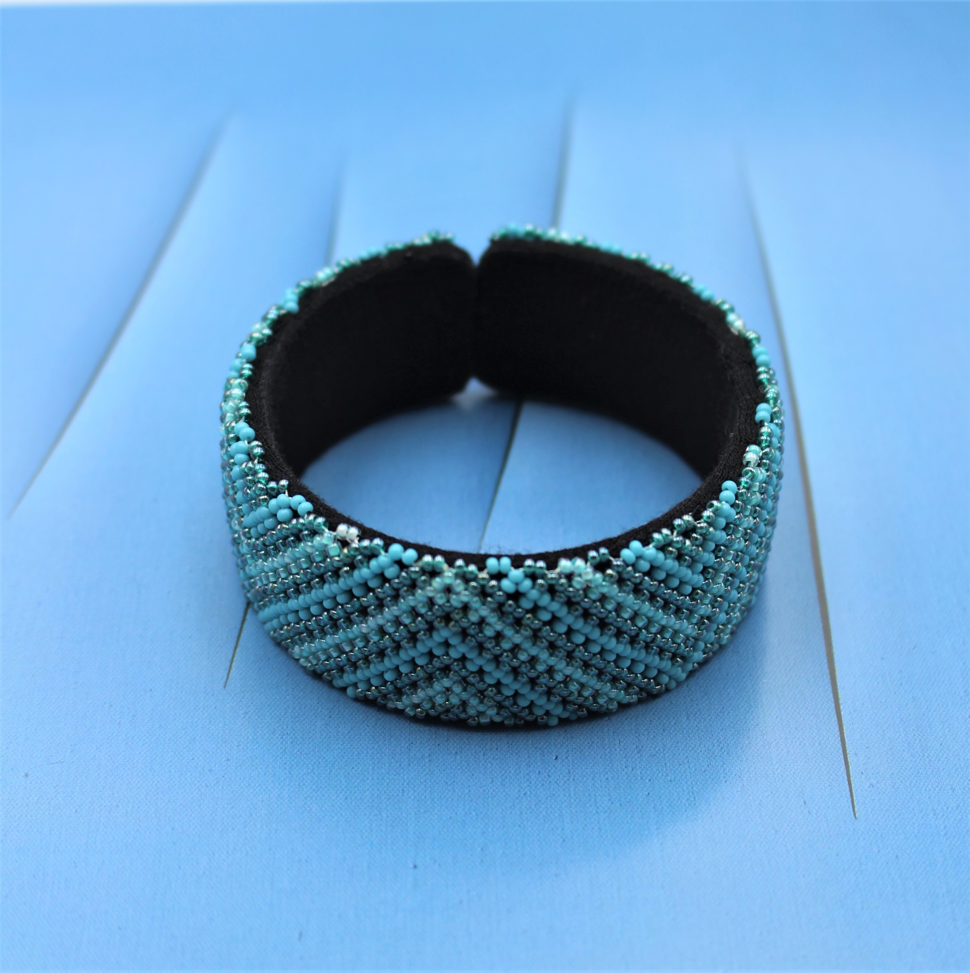 Bracelet Rigide Ethnique – Perles En Verre Et Cuir – Bijou Vintage Unique