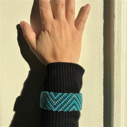 Bracelet zoulou rigide bleu en perles de verre tissé main - Casa Nomade