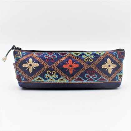 Trousse brodée violette