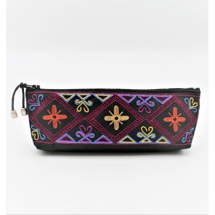 Trousse brodée noire