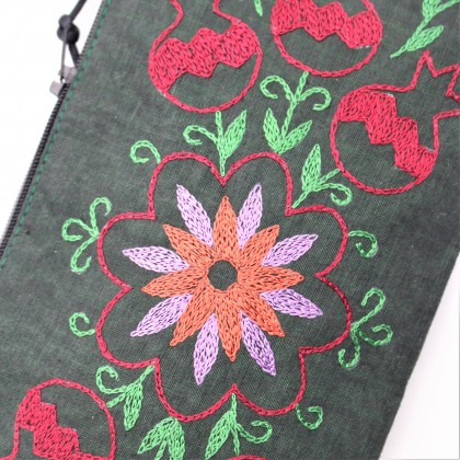 Pochette en coton brodée verte - Casa Nomade