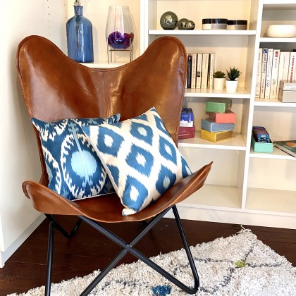 Housse de coussin ikat bleue carrée en soie fait main - Casa Nomade