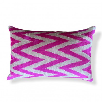 Housse de coussin ikat Zigzag rose en velours de soie fait main - Casa Nomade