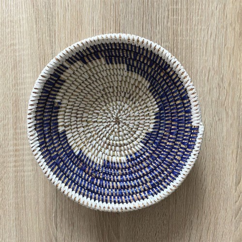 Corbeille en paille tressée main bleue Corbeille en paille tressée main bleue