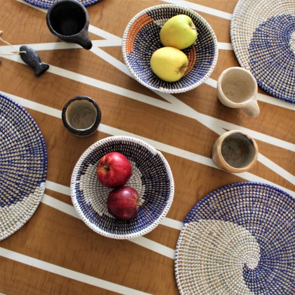 Corbeille en paille bleue et blanche tressée main - Casa Nomade